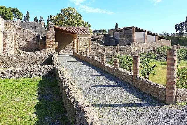 The colonnaded garden walk of the House of the Inn at Herculaneum